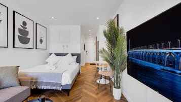 Een bureau, een strijkplank/strijkijzer, reisbedje, wifi