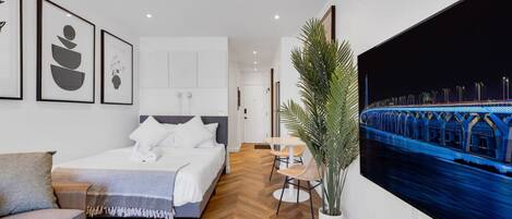 Schreibtisch, Bügeleisen/Bügelbrett, Reisekinderbett, WLAN