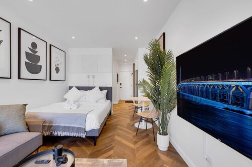 The Speakeasy Suite 502 W/Parking