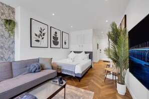 Desk, iron/ironing board, travel crib, WiFi - The Speakeasy Suite 502 W/Parking (Montreal)