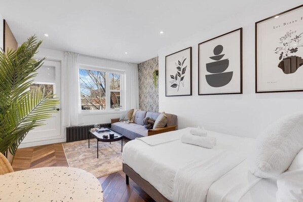 Bureau, fer et planche à repasser, lit de bébé portatif, Wi-Fi