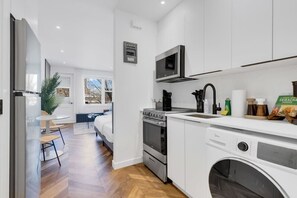 Fridge, microwave, oven, stovetop - The Speakeasy Suite 502 W/Parking (Montreal)