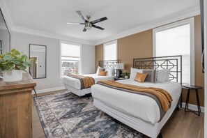 4 chambres, bureau, fer et planche à repasser, lit de bébé portatif