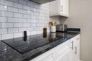 Réfrigérateur, four à micro-ondes, un four, surface de cuisson