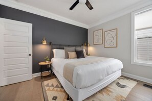 4 chambres, bureau, fer et planche à repasser, lit parapluie