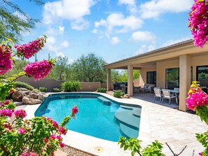 Utendørsbasseng og et oppvarmet basseng