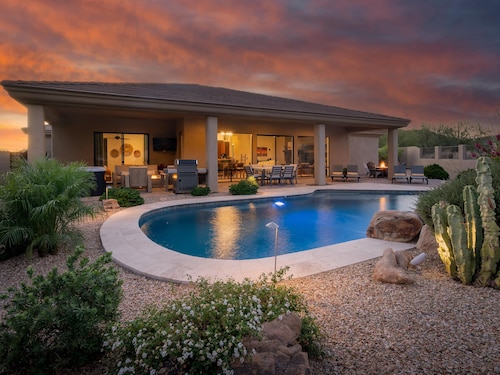 Luxury Sonoran Nights,Walk to Cave Creek, Heated Pool/Hot Tub, Backs Black Mtn