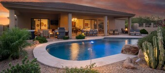 Luxury Sonoran Nights,Walk to Cave Creek, Heated Pool/Hot Tub, Backs Black Mtn