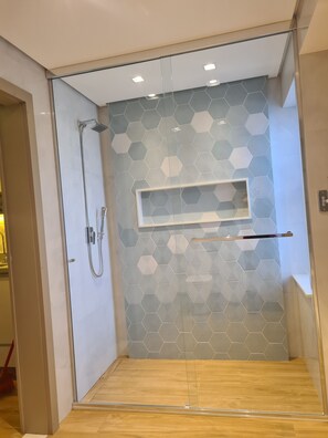 Bruser, hårtørrer, håndklæder, Toiletpapir