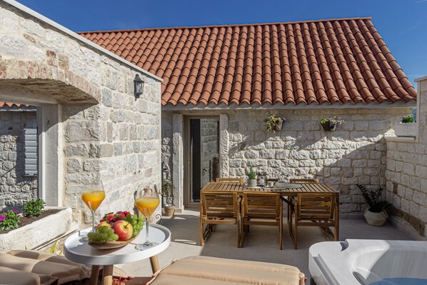 Outdoor dining - Stone villa modern and luxurious a step away from the center of UNESCO Trogir (Trogir)
