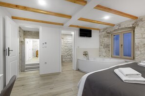 3 bedrooms, iron/ironing board, WiFi, bed sheets - Stone villa modern and luxurious a step away from the center of UNESCO Trogir (Trogir)