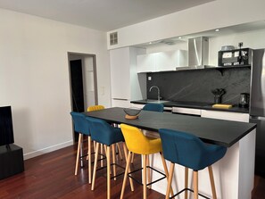 Réfrigérateur, micro-ondes, four, plaque de cuisson