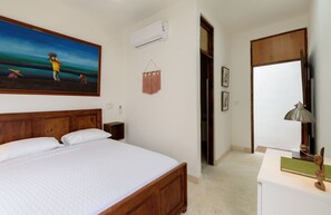 2 habitaciones, tabla de planchar con plancha y cuna de viaje