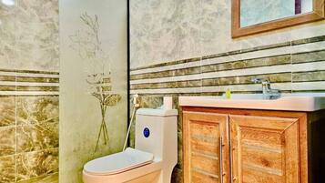 Cabin | Bathroom | Separate tub and shower, deep soaking tub, hair dryer, towels