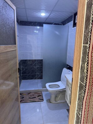 Huisje | Badkamer | Een aparte badkuip en douche, een diep bad, een haardroger, handdoeken