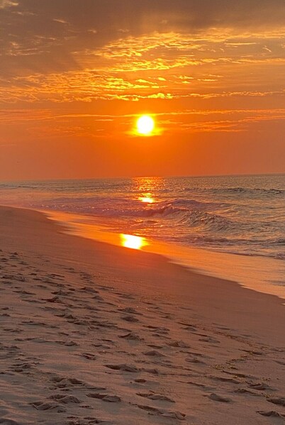 New to VRBO! Cute 2 bedroom cottage just steps from the beach!