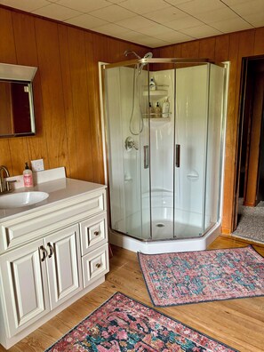Shower, hair dryer, towels, soap - Spacious farmhouse on working PA family farm. Close to AOAA park and Knoebels! (Dornsife)