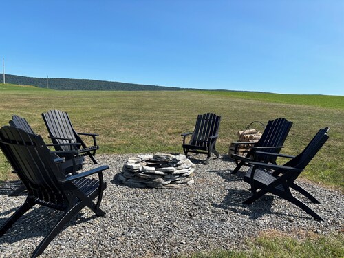 Spacious farmhouse on working PA family farm.  Close to AOAA park and Knoebels!