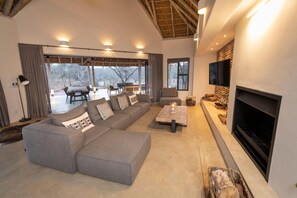 Villa | 5 bedrooms - Villa Appelblaar Luxury 4 Bedroom Villa Home in the South African Bush (Hoedspruit)