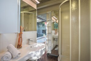 Shower, hair dryer, bidet, towels