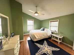 4 quartos, berço de viagem, roupa de cama