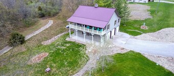 Lake House with a private trail to the beach!