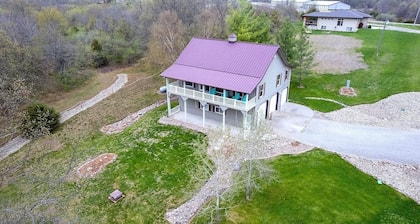 Lake House with a private trail to the beach!
