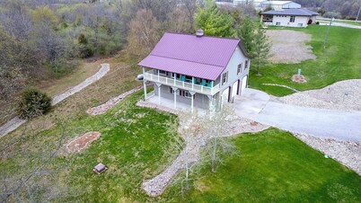 Lake House with a private trail to the beach!
