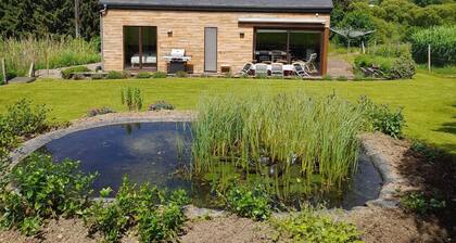 Gîte Tout Confort Avec Grand Jardin, Terrasse et Garage Dans Village Calme