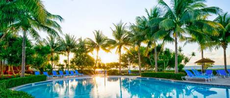 Alberca al aire libre y alberca climatizada