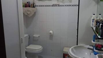 Douche, sĂšche-cheveux, bidet, serviettes fournies