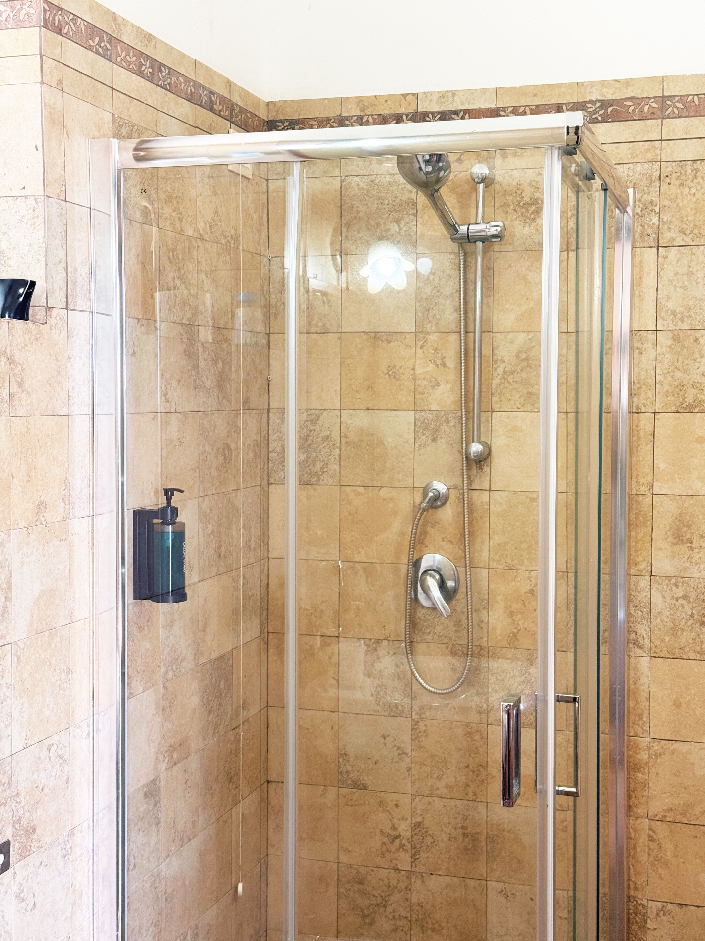 Camera Deluxe, vista mare parziale | Bagno | Doccia, asciugacapelli, bidet, asciugamani