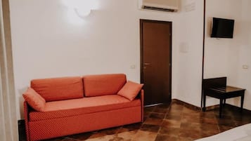Habitació estàndard, vistes parcials al mar | Roba de llit d'alta qualitat i escriptori