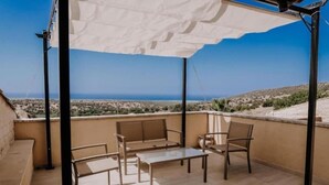 A covered outdoor seating area with a table and chairs, overlooking a scenic landscape. - Agriturismo Balcone Mediterraneo Camere (Ragusa)