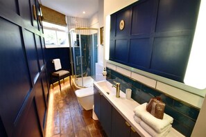 Dusche, kostenlose Toilettenartikel, Haartrockner, Handtücher