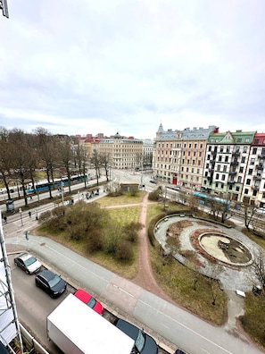 A city square with historic buildings, a central roundabout, and a tram line. - Luxury Apartment in City (Gothenburg)