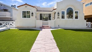 Exterior - Enjoy a stylish experience at this Ultra Chic home away from home.  (San Diego)