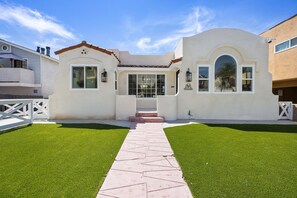 Exterior - Enjoy a stylish experience at this Ultra Chic home away from home.  (San Diego)