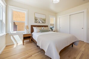 2 bedrooms, desk, iron/ironing board, WiFi