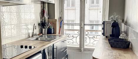 Kühlschrank, Mikrowelle, Ofen, Herdplatte