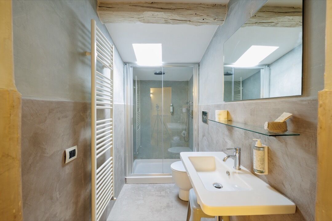 Căn hộ Deluxe, 2 phòng ngủ | Phòng tắm | Buồng tắm vòi sen, vòi sen phun mưa, máy sấy tóc, dép đi trong nhà 