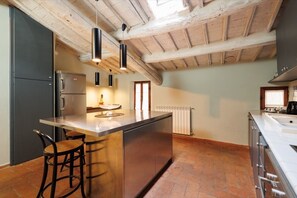 Deluxe appartement, 2 slaapkamers | Privékeuken | Een koelkast met diepvriezer, een oven, een kookplaat, een vaatwasser