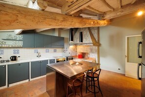 Deluxe appartement, 2 slaapkamers | Privékeuken | Een koelkast met diepvriezer, een oven, een kookplaat, een vaatwasser