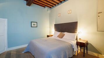 Deluxe Apartment, 2 Bedrooms | 2 bedrooms, desk, iron/ironing board, free WiFi