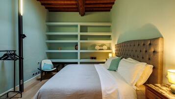 Deluxe Apartment, 2 Bedrooms | 2 bedrooms, desk, iron/ironing board, free WiFi