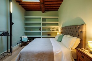 Deluxe appartement, 2 slaapkamers | 2 slaapkamers, een bureau, een strijkplank/strijkijzer, gratis wifi