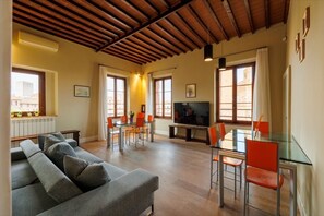 Deluxe Apartment, 2 Bedrooms | Living area | 40-inch flat-screen TV with digital channels, TV - TORRE LAMBERTINI WINDOWS ON PIAZZA DEL CAMPO - RESIDENZA D'EPOCA (Siena)