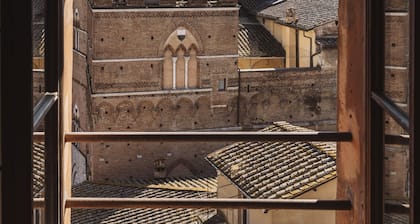 TORRE LAMBERTINI WINDOWS ON PIAZZA DEL CAMPO - RESIDENZA D'EPOCA
