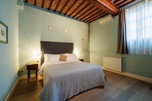 Deluxe appartement, 2 slaapkamers | 2 slaapkamers, een bureau, een strijkplank/strijkijzer, gratis wifi