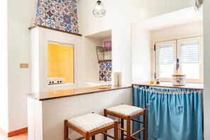 Regadera, secadora de cabello, bidet, toallas 